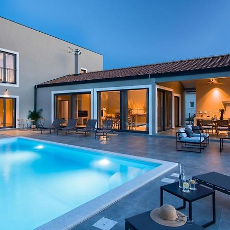Villa & Jardin - Luxury Villa With Swimming Pool Vrh  Exterior photo