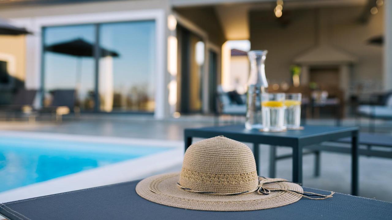 Villa & Jardin - Luxury Villa With Swimming Pool Vrh  Exterior photo